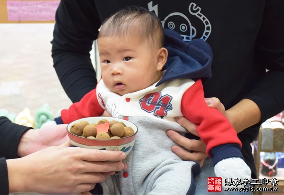 剃胎毛、滿月剃頭、嬰兒剃頭、嬰兒理髮、嬰兒剃髮、嬰兒剃胎毛、嬰兒滿月剃頭、寶寶剃頭、剃胎毛儀式、剃胎毛吉祥話、滿月剃頭儀式、滿月剃頭吉祥話、寶寶剃胎毛、寶寶滿月剃頭理髮、新北永和區剃胎毛、新北永和區滿月剃頭、新北永和區嬰兒剃頭剃胎毛、新北永和區嬰兒理髮、新北永和區嬰兒剃髮、吳寶寶(新北永和區嬰兒寶寶滿月剃頭理髮、免費嬰兒剃胎毛儀式吉祥話)。中國風會場，爸媽寶貝免費穿「日中韓」古裝禮服。專業拍照、DVD光碟、證書。★購買「臍帶章、肚臍章、胎毛筆刷印章」贈送：剃頭、收涎、抓周，三選一。2016.01.31 照片7